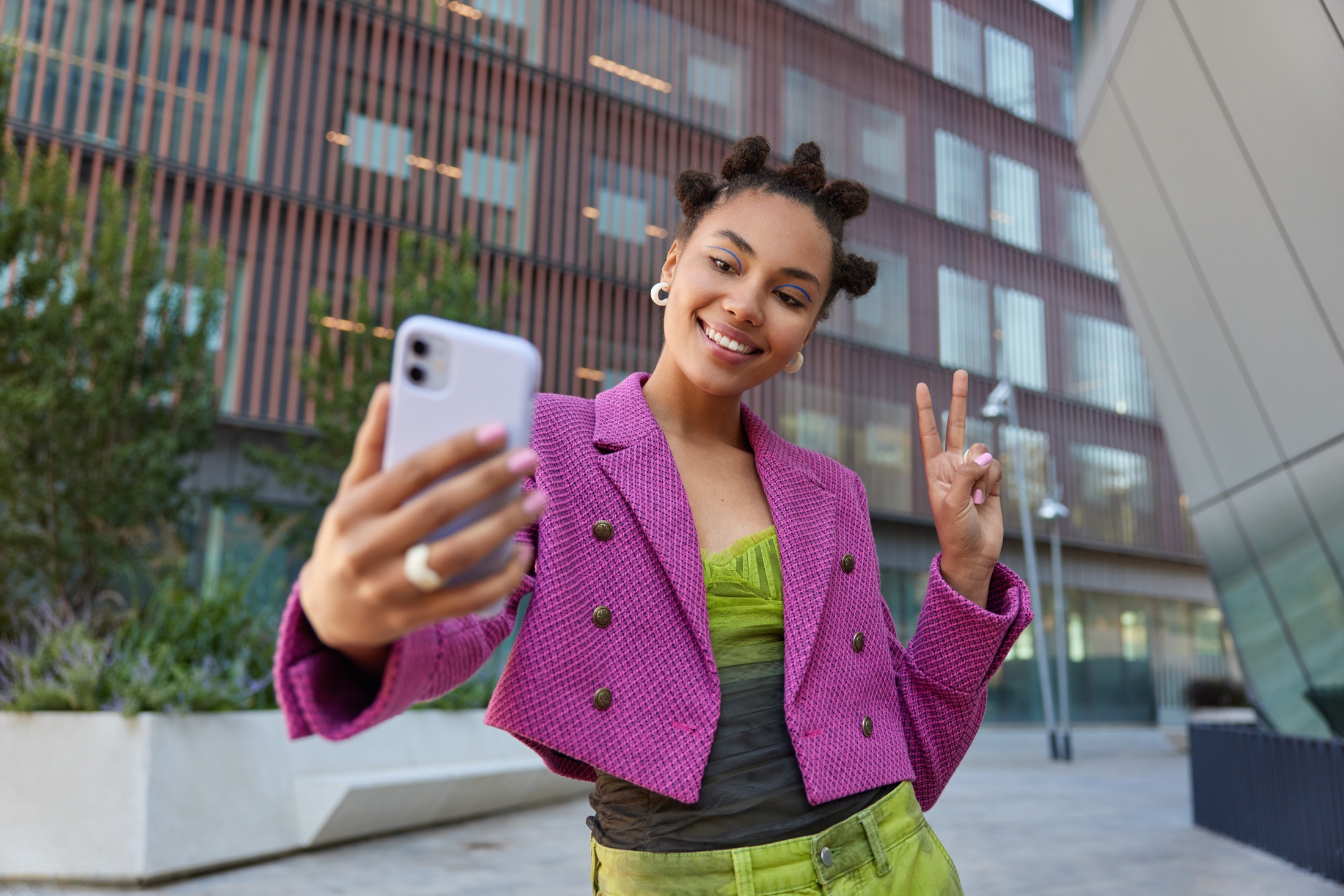 Créatrice utilisant un smartphone