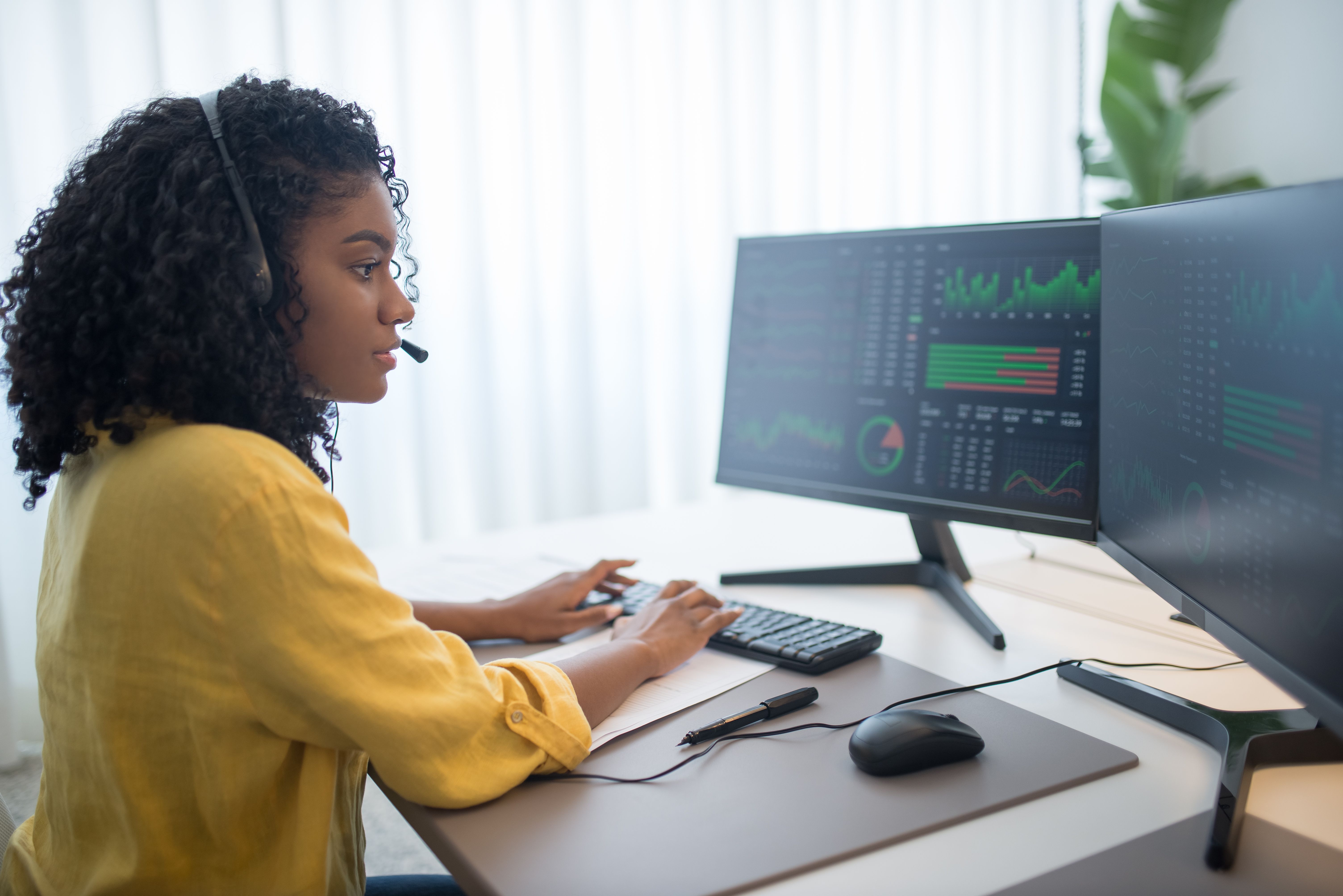 Une spécialiste de la veille analysant la couverture en direct