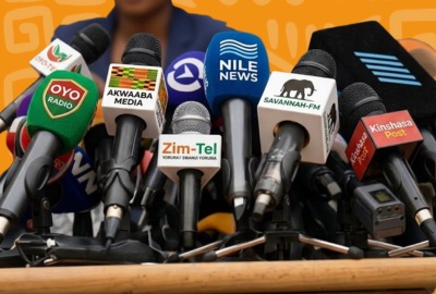 Des microphones prêts pour une prise de parole médiatique