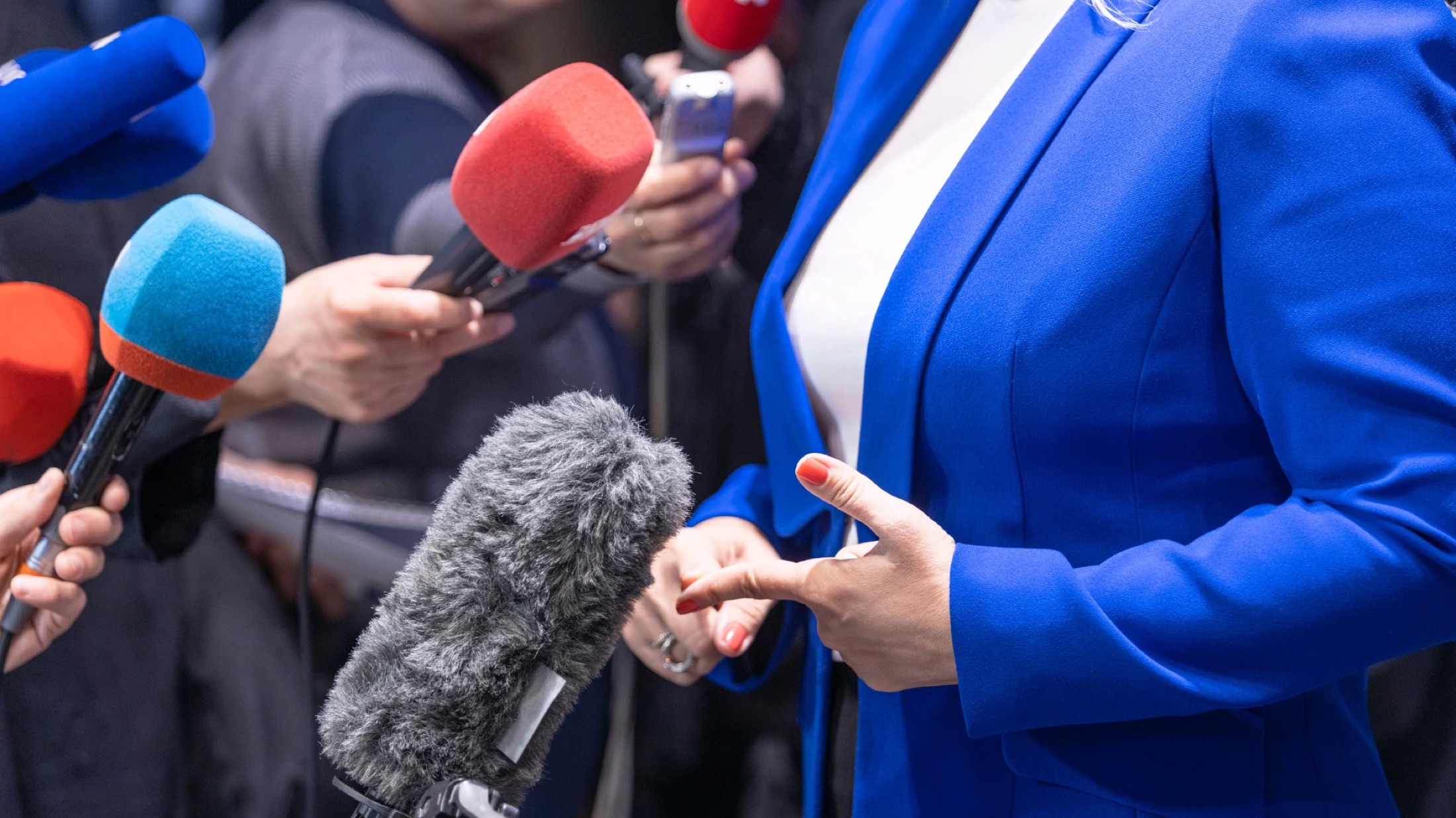 Une porte-parole répondant aux questions de la presse